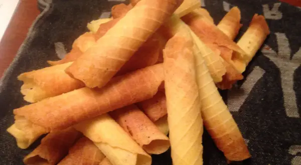 En hög med gyllene rullrån, perfekta för fikat. Ett enkelt rullrån recept ger dessa spröda godsaker.