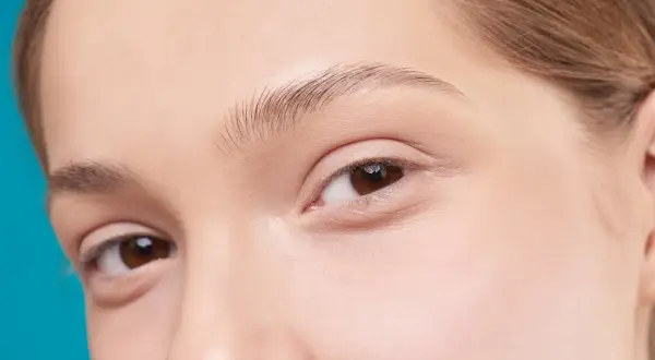 Delikatna skóra wokół oczu, która może skorzystać z dobrodziejstw kwasu migdałowego na co dzień.