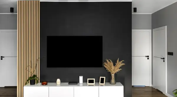 Pusta ściana nad TV? Zmień ją w centralny punkt salonu!