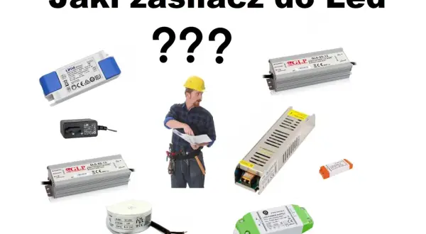 Jaki zasilacz do taśmy led 5m? Różne modele zasilaczy LED, od małych kostek po większe, metalowe obudowy, obok budowlańca z planami.