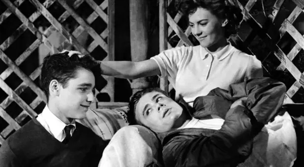 Buntownik z wyboru obsada: James Dean, Natalie Wood i Sal Mineo w scenie z filmu.