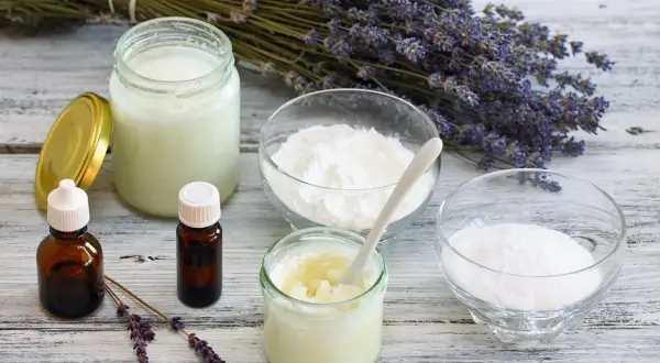 Zutaten für DIY Deo: Kokosöl, Natron, Speisestärke, ätherische Öle und Lavendel.