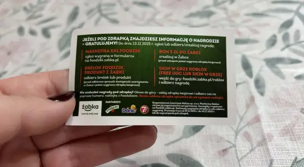 Informacja o nagrodach z Żabki: maskotka, brelok, bon 5 zł, skin do Roblox. Czy w Żabce są zdrapki? Tak, do 23.12.2025.