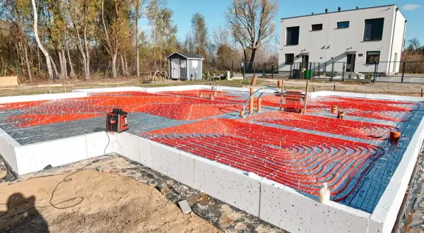 Jak wykonać płytę fundamentową pod dom szkieletowy bez błędów?