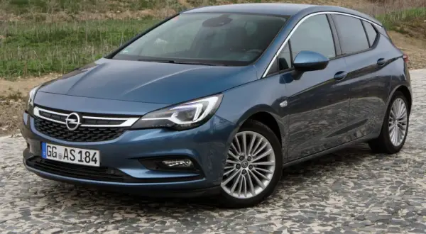 Opel Astra 1.4 Turbo 125 CV, azul, aparcado en calle empedrada. ¿Problemas con este modelo?