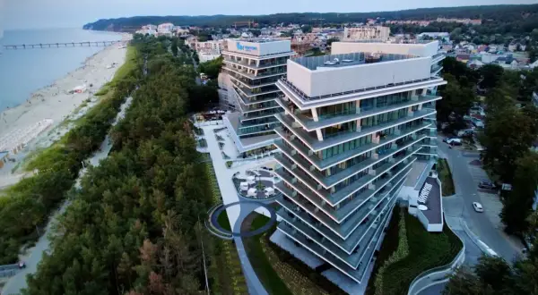 Nowoczesne apartamentowce Wave Międzyzdroje Resort & Spa przy plaży i lesie.