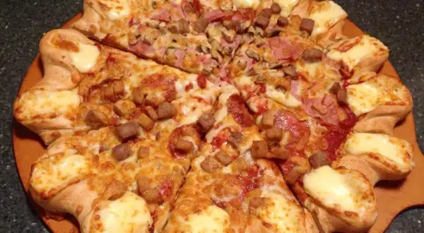 Ile cm ma duża pizza w Pizza Hut? Odkryj jej wymiary i porcje