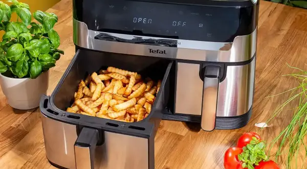 Frytkownica beztłuszczowa Tefal z koszem pełnym chrupiących frytek.