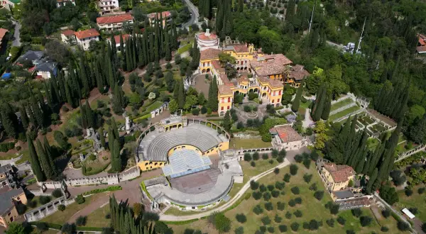 Vista aerea del Vittoriale degli Italiani, la casa di D'Annunzio sul Lago di Garda, con il suo anfiteatro e giardini.