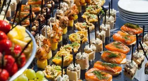 Czym jest catering? Definicja, rodzaje i praktyczne porady