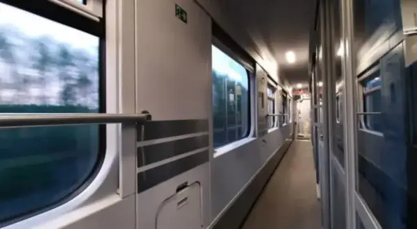 Korytarz pociągu PKP, podróż z Lublina do Kołobrzegu. Widok na okna i drzwi wagonu.