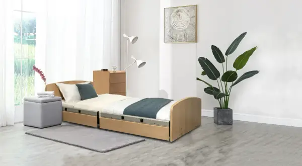 Modernes Pflegebett mit Holzrahmen, ideal für zu Hause. Mieten Sie ein Pflegebett, die Krankenkasse übernimmt oft die Kosten.