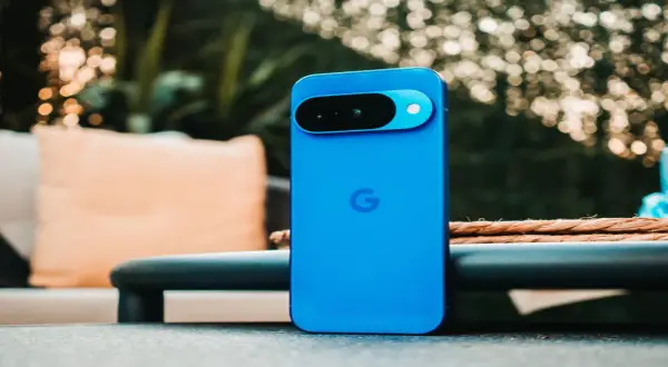 El nuevo Pixel 10, azul vibrante, descansa sobre una mesa exterior, listo para capturar la vida.