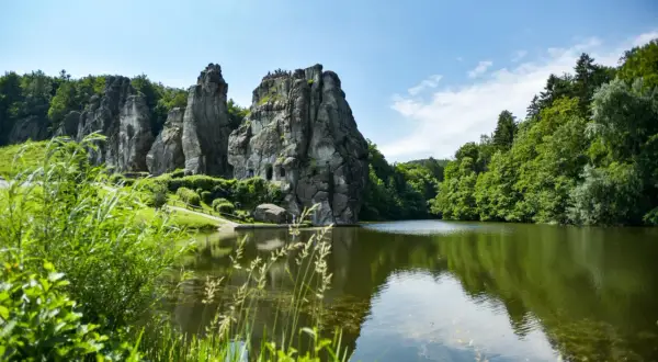 Felsenmeer mit See und grünen Bäumen, ideal für komoot wandern NRW.