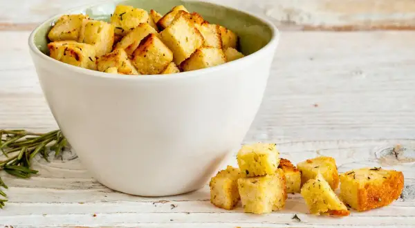 Goldbraune, knusprige Croutons mit Kräutern, perfekt zum **croutons selber machen** für Salate oder Suppen.