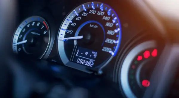 Bilens instrumentpanel visar hastighet och varvtal. Kolla miltal på bil: 92382 km.
