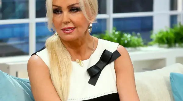 Justyna Łuszcz, żona Magika, w czarno-białej sukience z kokardą.