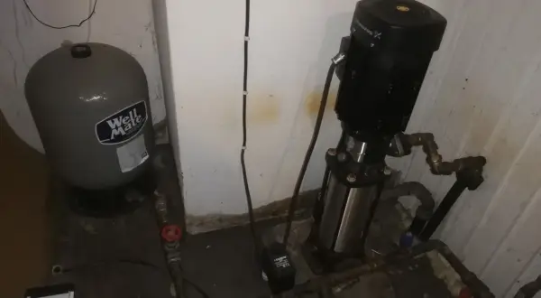 En hydropress med trycktank och pump för att säkerställa jämn vattentillförsel.