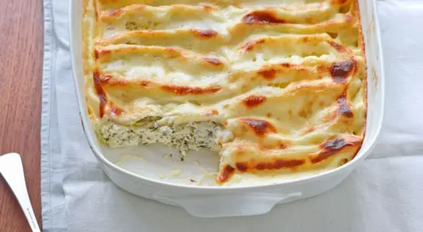 Cannelloni ricotta-spinat italienisch, überbacken mit cremiger Käsesauce und goldbrauner Kruste. Ein Genuss!
