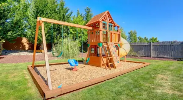 Jak samemu zbudować plac zabaw dla dzieci? Bezpieczny poradnik DIY