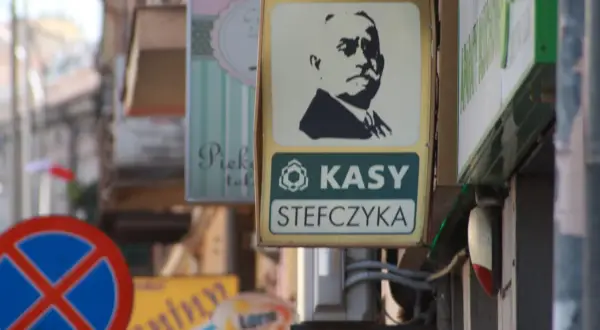 Znak Kasy Stefczyka z portretem patrona. Czy to bank? Nie, to spółdzielcza kasa oszczędnościowo-kredytowa, instytucja finansowa.