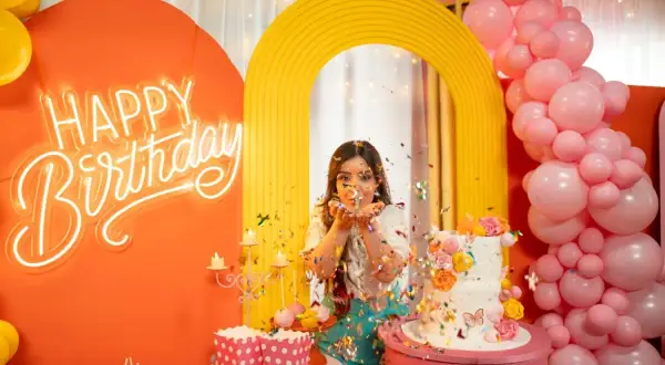 Kolorowe przyjęcie urodzinowe dla 15-latki z neonowym napisem "Happy Birthday", tortem i konfetti. Idealne miejsce, gdzie można zrobić urodziny dla 15 latki.
