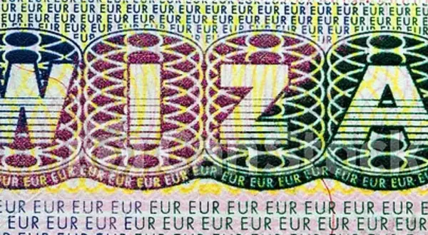 Fragment wizy z napisem "WIZA" i symbolami waluty. Wjazd do Armenii to marzenie wielu podróżników.