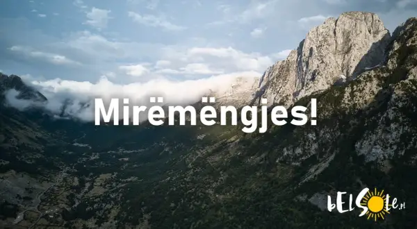 Góry Albanii, gdzie albania język urzędowy wita "Mirëmengjes!". Widok na dolinę i skaliste szczyty.