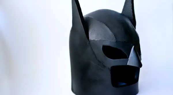 Maschera di Batman nera, con orecchie a punta, pronta per essere stampata e dare vita al tuo eroe.