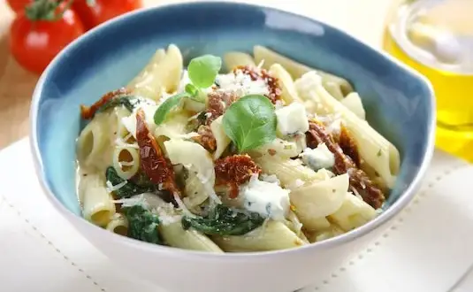 Penne ze szpinakiem i suszonymi pomidorami - prosty przepis na smakowite danie
