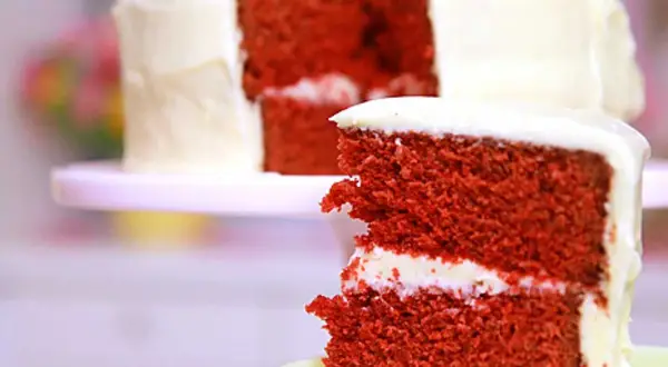 En saftig red velvet cake med krämig frosting. Perfekt för alla tillfällen, här är ett enkelt red velvet cake recept.