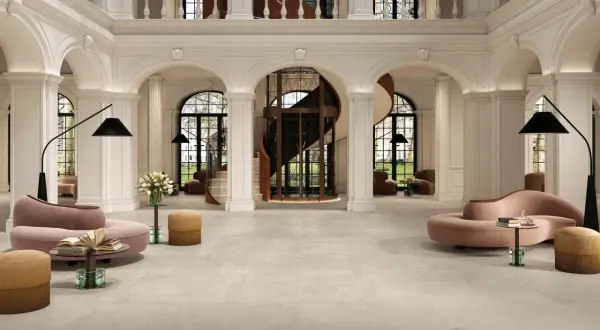 Hall d'entrée luxueux avec un carrelage au sens de pose carrelage 60x120, des arches, un ascenseur hélicoïdal et des meubles design.
