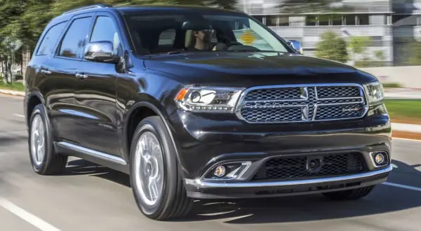 Czarny Dodge Durango w ruchu. Wiele osób szuka dodge durango opinie przed zakupem.