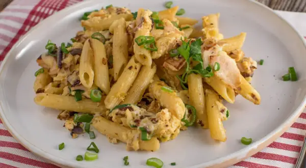 Penne z jajecznicą, boczkiem i szczypiorkiem – pyszne dania z makaronem na obiad.