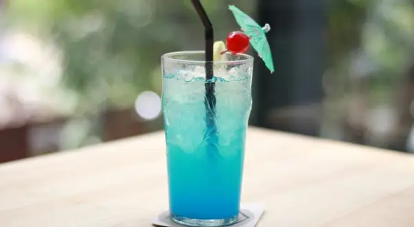 Blue Lagoon: Ricetta IBA, Segreti e Varianti del Cocktail Blu