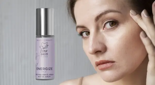 Feine Haut mit einem reichhaltigen Ölserum, das Hydroxypinacolone Retinoate enthält, für jugendliche Ausstrahlung.