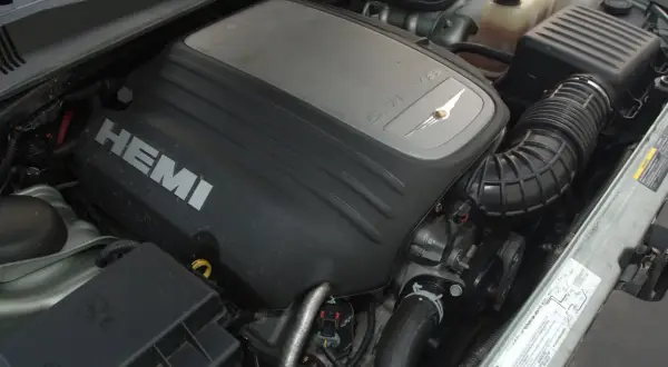 Silnik 5.7 Hemi V8 z napisem HEMI na pokrywie. Potężna jednostka gotowa do pracy.