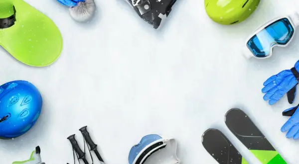 Narty, kask, gogle, rękawice i kijki narciarskie. Zastanawiasz się, ile kosztują narty i cały sprzęt?