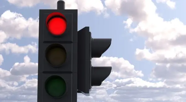 Verkeerslicht met rood licht aan. Wachten is verplicht, door rood rijden is gevaarlijk.