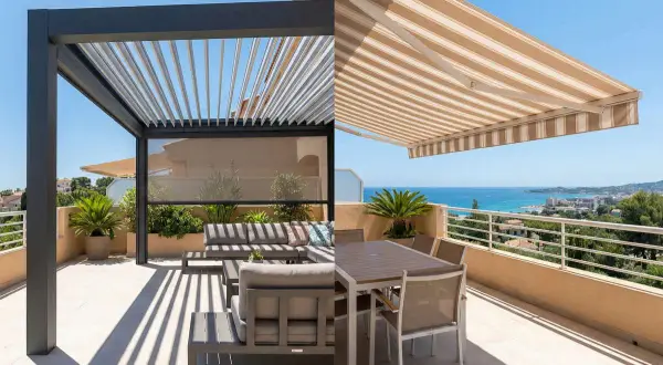 Dos tipos de toldos para patios: una pérgola moderna y un toldo retráctil a rayas, ambos ofrecen sombra en terrazas con vistas al mar.