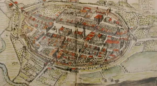 Stara mapa przedstawia historyczny układ miasta, jego mury obronne i zabudowania. Widać tu wiele dawnych lwówek śląski atrakcje, które dziś można odkrywać.