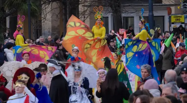 Coloratissimo carnevale ad Ancona con costumi a tema farfalla e maschere.