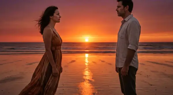 Para, stojąca na plaży o zachodzie słońca, zastanawia się, jak poradzić sobie z rozstaniem po długim związku.