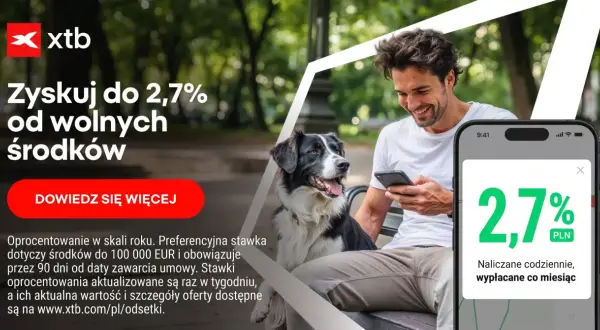 XTB oferuje atrakcyjne xtb oprocentowanie wolnych środków do 2,7%. Mężczyzna z psem sprawdza ofertę na telefonie.