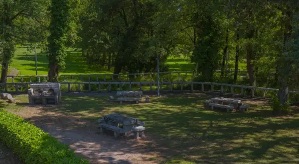 Área recreativa con mesas de piedra y barbacoa, un lugar idílico cerca del nacimiento del Miño.