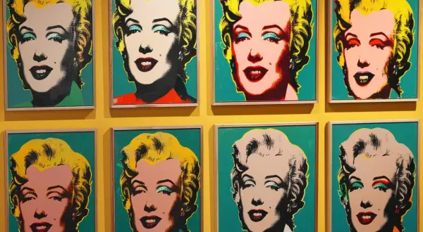Osiem portretów Marilyn Monroe w stylu pop art Warhol, każdy z innym kolorystycznym wyrazem ikony.