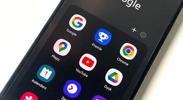 Ekran telefonu z ikonami Google, Mapy, YouTube, Chrome. Jak wylogować konto Google z innych urządzeń?