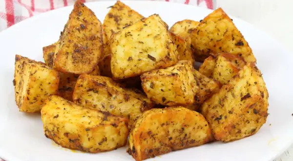 Patatas asadas en freidora de aire, crujientes y doradas, listas para disfrutar. El tiempo perfecto para un aperitivo delicioso.