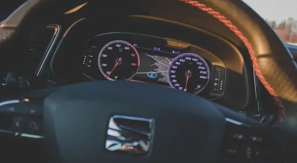 Deska rozdzielcza Seat Ibiza 4. Widok na zegary, nawigację i kierownicę. Opis bezpieczników w tym modelu jest kluczowy dla każdego kierowcy.