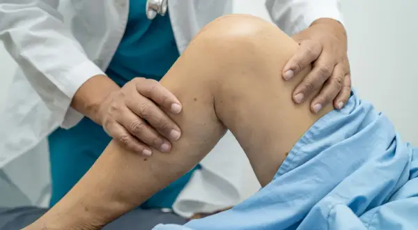 Fizjoterapia czy rehabilitacja? Zrozum różnice i wybierz specjalistę